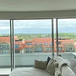 Stijlvol appartement met panoramisch zicht, zuidgericht terras en privé garage in Nieuwpoort Bad Appartement